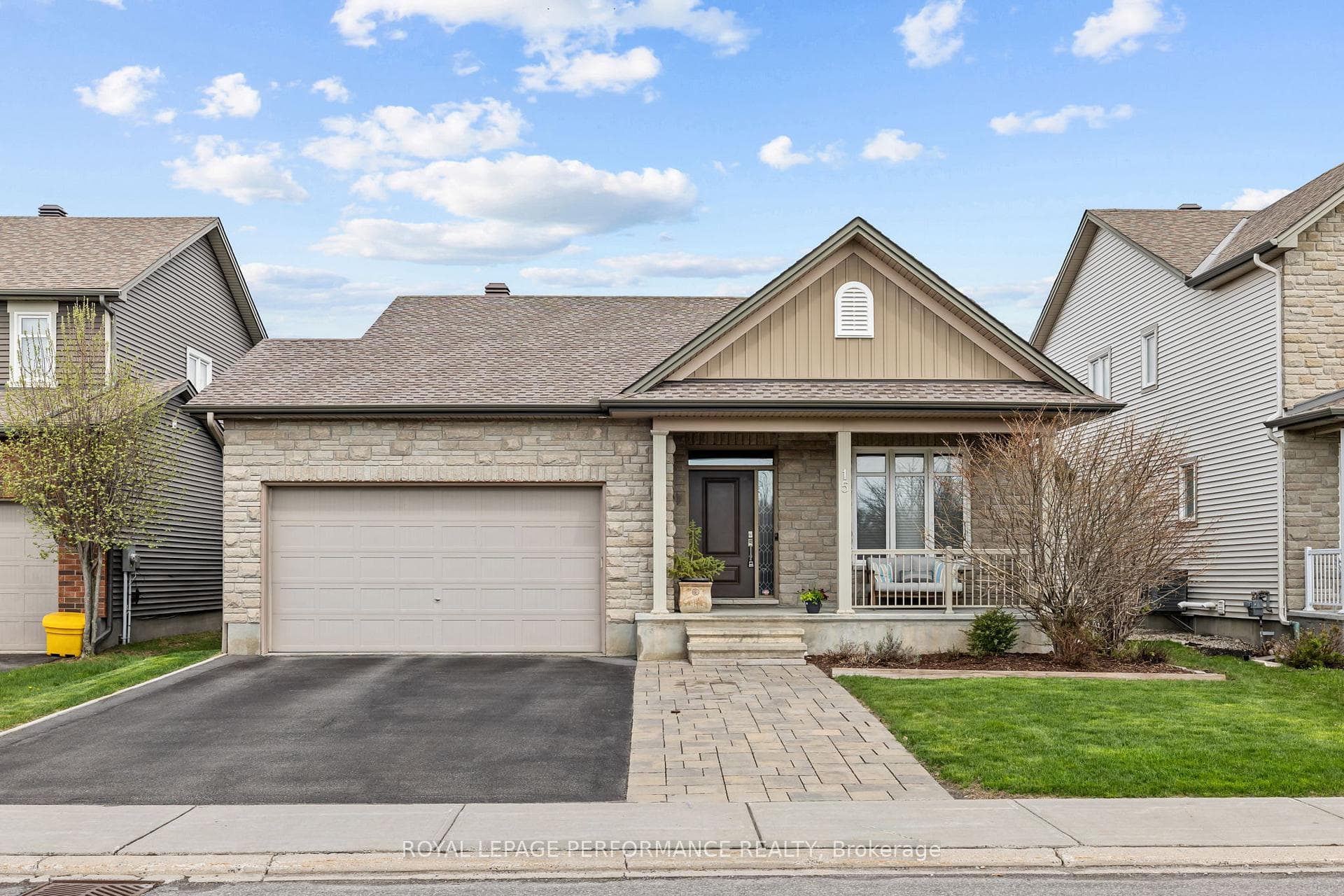 15 York Crossing, Russell, ON K4R 0C4