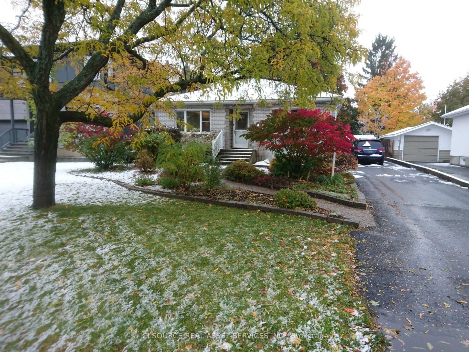 312 Mountbatten Avenue, Alta Vista and Area, ON K1H 5W3