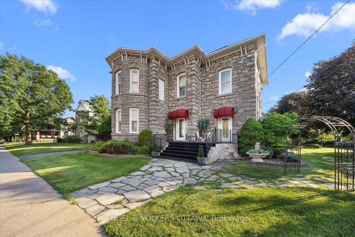 528 St Lawrence Street, North Dundas, ON K0C 2K0