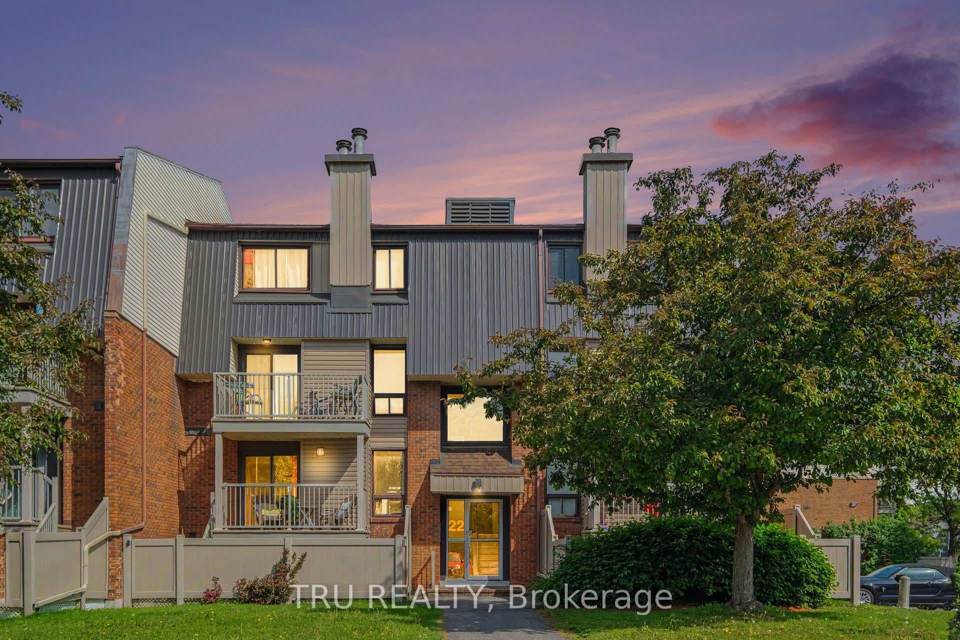 22 Sweetbriar Circle 8, Barrhaven, ON K2J 2K4