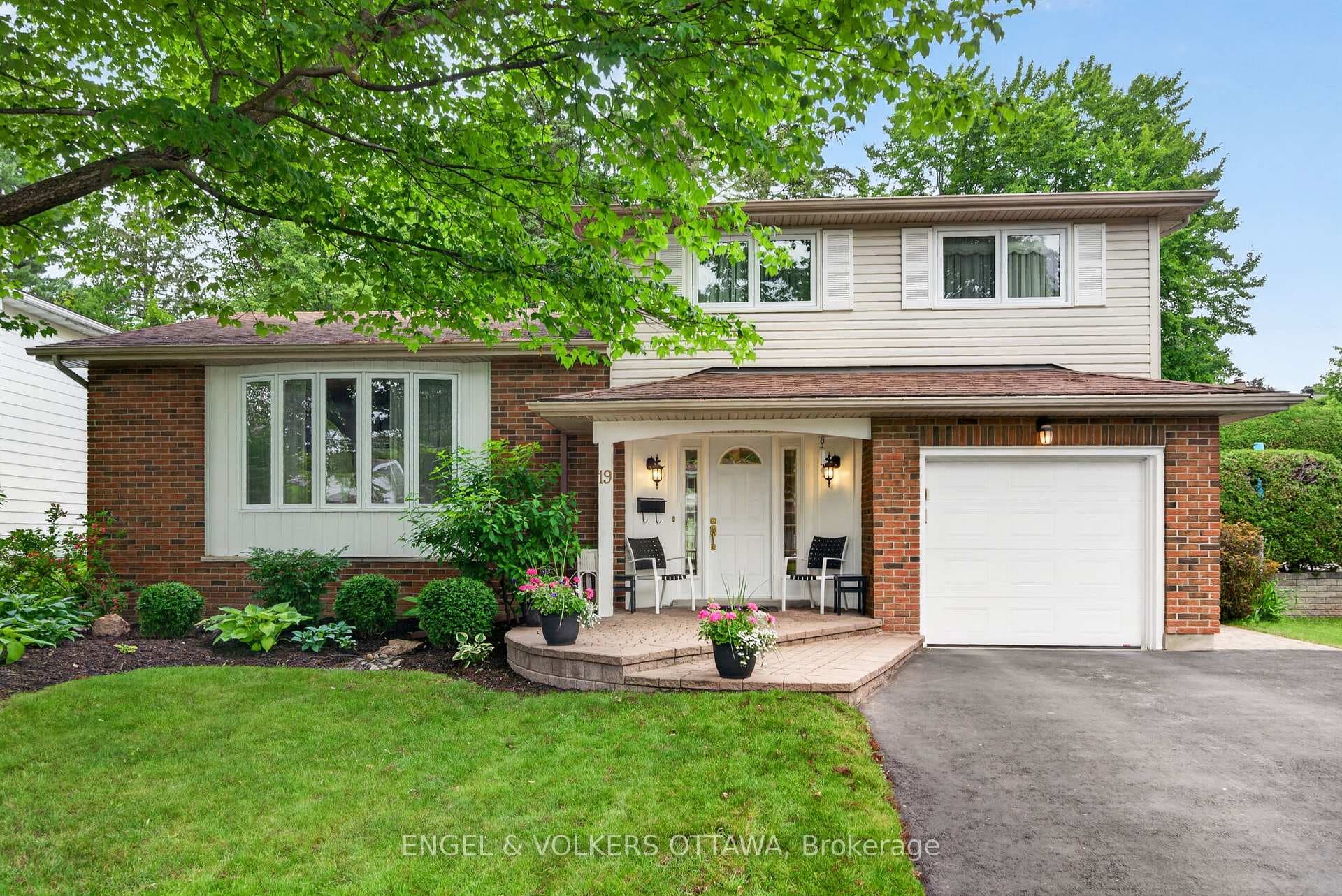 19 Woodhill Crescent, Blackburn Hamlet, ON K1B 3B7