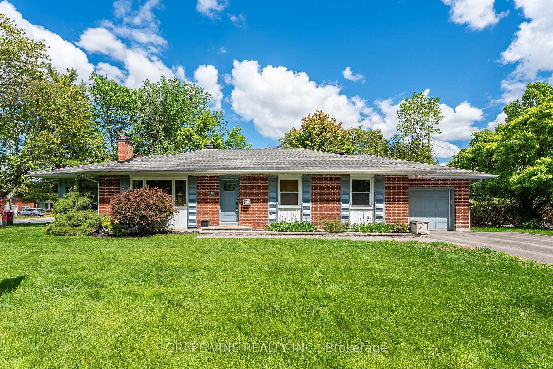 2201 Braeside Avenue, Alta Vista and Area, ON K1H 7J6
