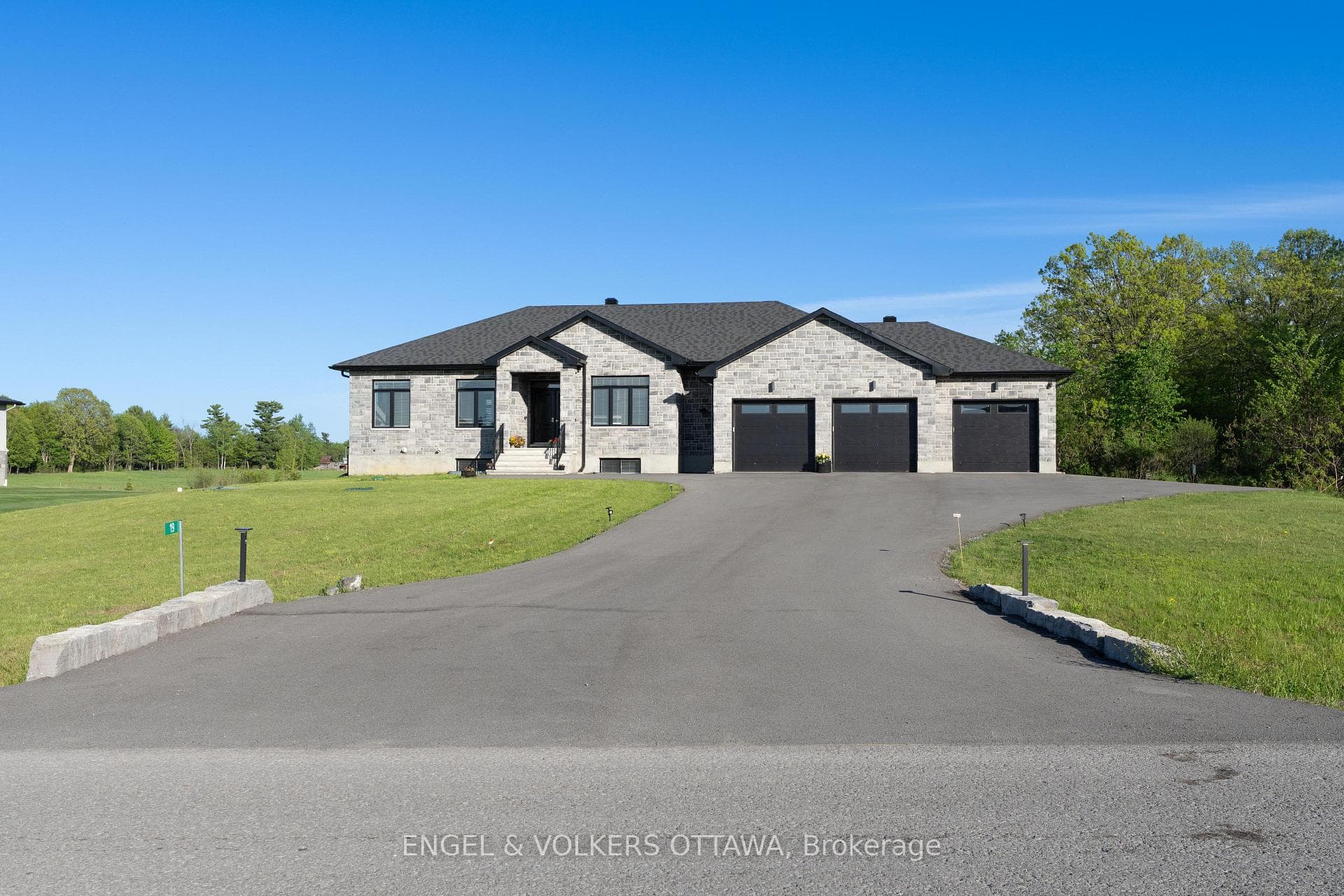 19 Synergy Way, Kanata, ON K2W 0K3