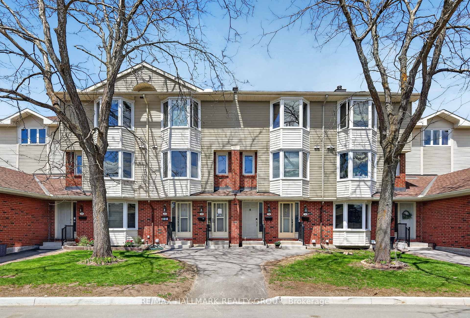 33 Haxby Private, Hunt Club - South Keys and Area, ON K1T 3B5